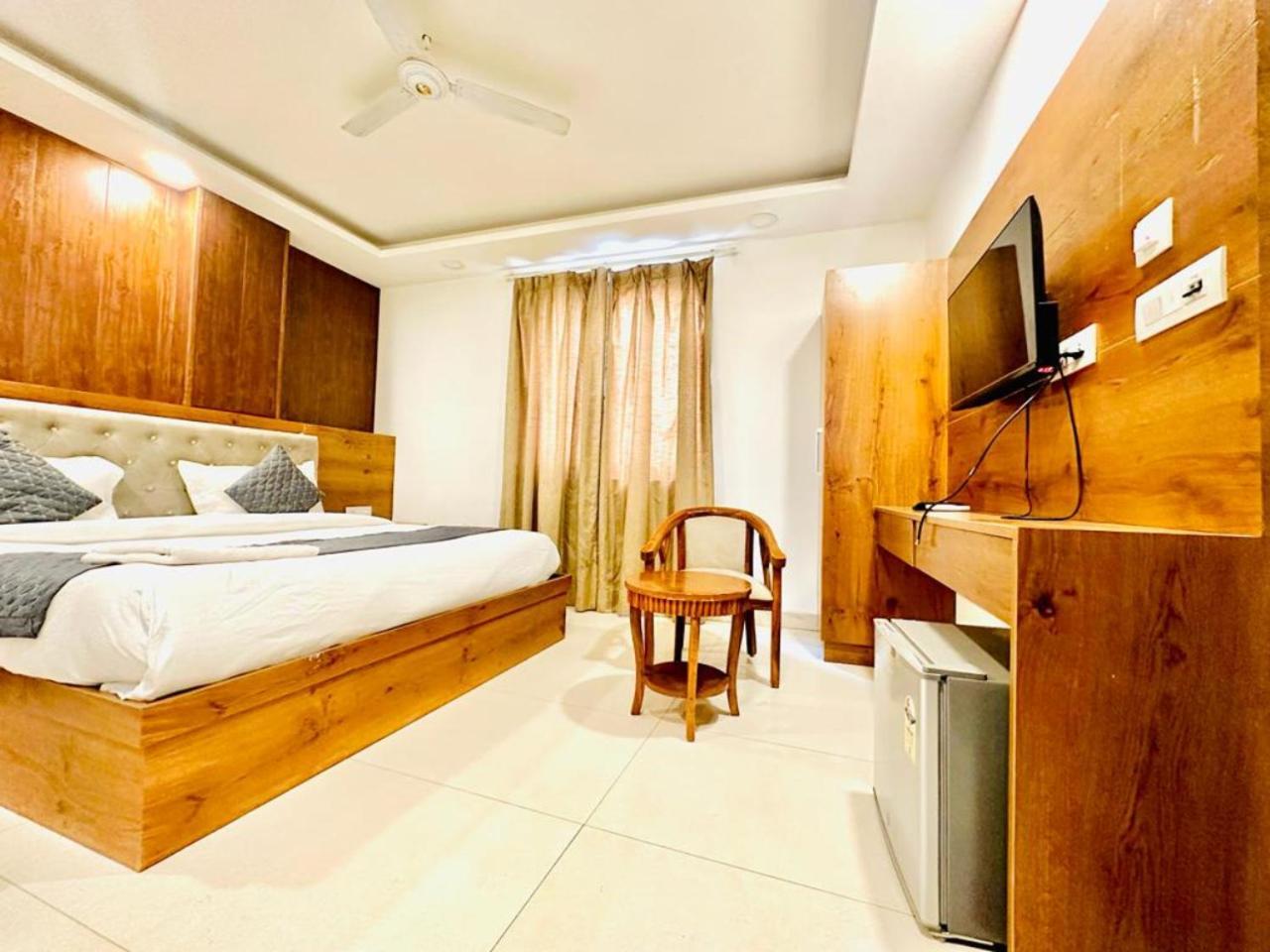 Hotel Galaxy Inn Near Delhi International Airport Új-Delhi Kültér fotó