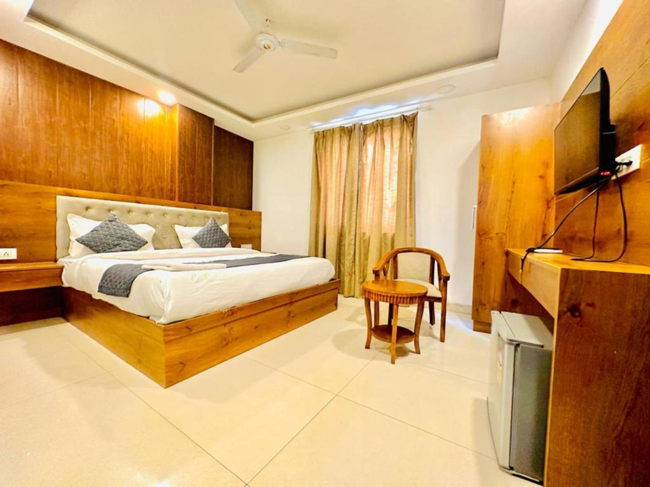 Hotel Galaxy Inn Near Delhi International Airport Új-Delhi Kültér fotó
